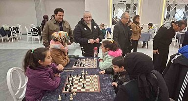 Çocuklar aileleri ile santraç oynadı