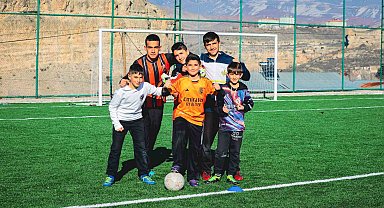 Çocukların futbol aşkı Valiyi arattı