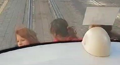 Çocukların tramvaydaki tehlike oyunu görenleri hayrete düşürdü