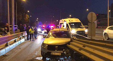 Çorlu'da otomobilin bariyerlere saplandığı anlar kamerada