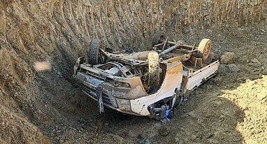 Çukura düşen kamyonetteki 4 kişi yaralandı
