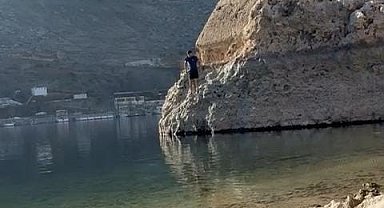 Dağcı soğuk havaya aldırış etmeden baraj gölüne atladı