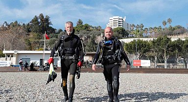 Dalgıçlara su altında 'karabatak' sürprizi