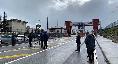 DEM Parti heyeti Figen Yüksekdağ ile Semra Güzel'i ziyaret ediyor