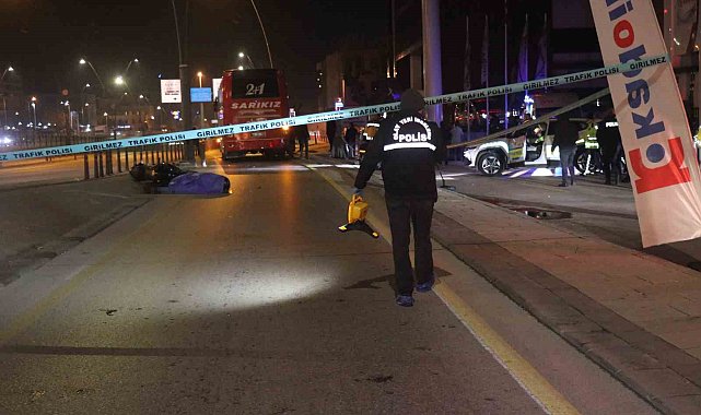 Dengesini kaybeden genç motosiklet sürücüsü otobüsün altında kalarak can verdi