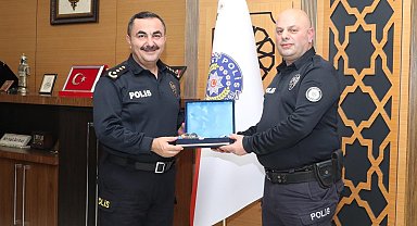 Denize atlayan kadını kurtaran polislere ödül