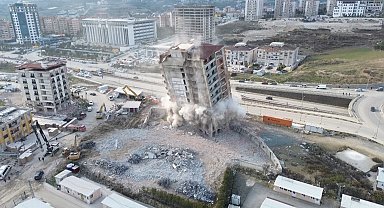 Deprem etkisi yaşatan 14 katlı binanın yerle bir olduğu anlar havadan görüntülendi