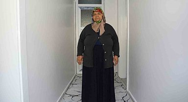 Depremde evi yıkılan depremzede vatandaş yeni evine kavuştu