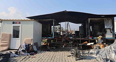 Depremde evleri yıkılan ailenin konteyner yuvası alevlere teslim oldu