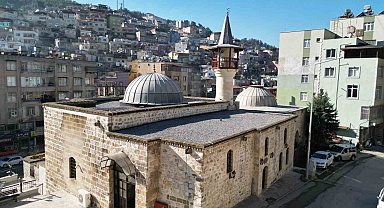 Depremde hasar alan cami tarihi cami restorasyon çalışmasının ardından ibadete açıldı