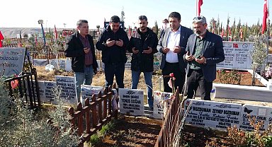 Depremde hayatını kaybeden gazeteciler mezarları başında anıldı