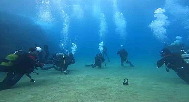 Depremde vefat eden itfaiye amiri için Akdeniz'e daldılar
