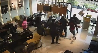 Depremdeki panik anları kamerada: Bir anda sokağa kendilerini attılar