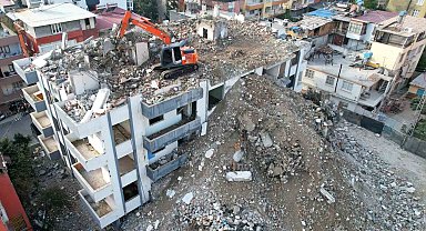 Depremin üstünden 23 ay geçti: Orta hasarlı binalarda yıkım sürüyor