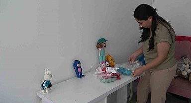 Depremzede anne, el emeği örgü bebekleri 150 TL ile bin TL arasında satarak gelir elde ediyor