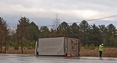 Devrilen kamyonetten burnu bile kanamadan çıktı