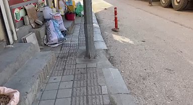 Dicle Elektrik ekipleri diktikleri elektrik direğiyle engelli yolunu kapattı, vatandaş tepki gösterdi