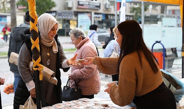 Didim Belediyesi'nden vatandaşlara kandil simidi ikramı
