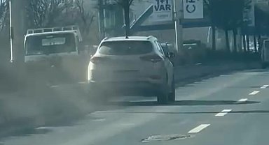Dirensiyon başında rahatsızlanan sürücü bariyerlere çarparak ilerledi
