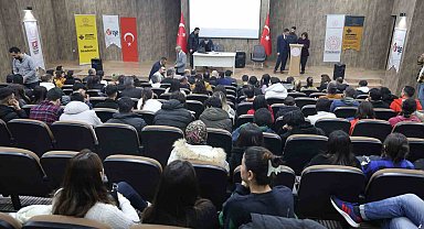 Diyarbakır'da 'Müziksel Yeteneğin Belirlenmesi ve Önemi' paneli düzenlendi