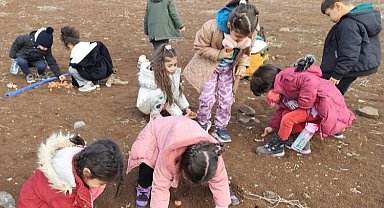 Diyarbakırlı çocuklar meşe tohumlarını toprakla buluşturdu
