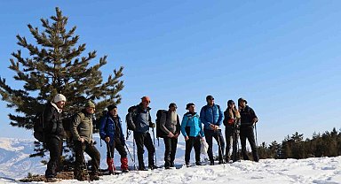 Doğaseverlerden karda zorlu yürüyüş