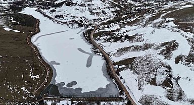 Donan göletin yüzeyinde yürüdüler