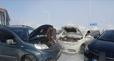 Dondurucu soğuklar nedeniyle onlarca araç çalışmadı