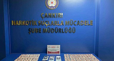 Durdurulan araçta yüzlerce sentetik ecza hapı ele geçirildi: 2 tutuklama