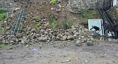 Duvar otomobilin üzerine yıkıldı