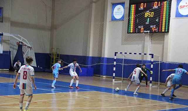 Düzce'de okul sporları futsal şampiyonası heyecanı sürüyor