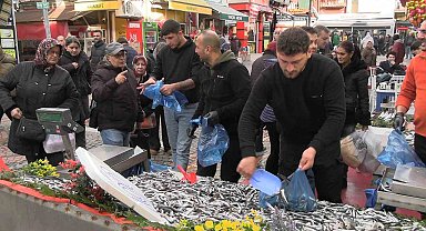 Edirne'de hamsi bolluğu: Kilosu 100 liraya düştü