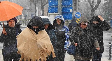 Edirne'de kar yağışı etkisini sürdürüyor