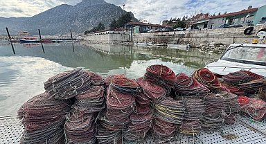 Eğirdir Gölü'nde 1 haftada kaçak avlanan bin kerevit sepeti ele geçirildi