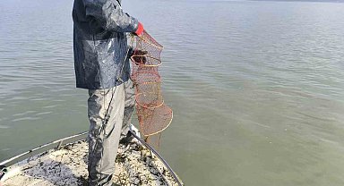 Eğirdir Gölü'nde kaçak avcılık denetiminde 200 kerevit pinteri ele geçirildi