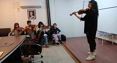 Eğitimini borçlu olduğu okulda yıllar sonra ders verdi