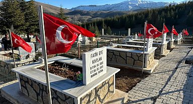 Ekinözü'nde deprem mezarlığı bayraklarla donatıldı