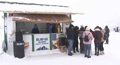 Eksi 8 derecede dans ederek ısındılar