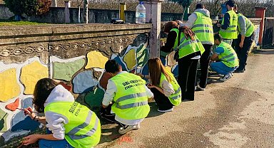 El ele verip ilkokulun duvarlarını boyadılar