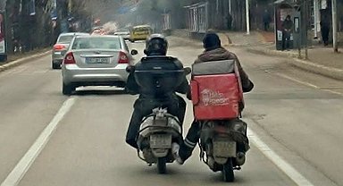 Elazığ'da motokuryenin tehlikeli yolculuğu