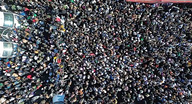 Emevi Cami'ndeki izdihamın nedeni ortaya çıktı: "Sosyal medya fenomeninin ücretsiz yemek dağıtımı"