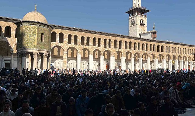 Emevi Camii'nde cuma namazı yoğunluğu