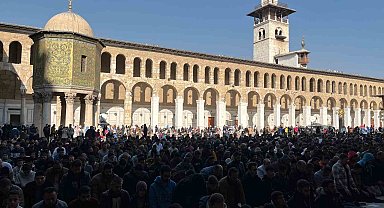 Emevi Camii'nde cuma namazı yoğunluğu