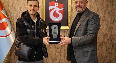 Enis Bardhi'ye teşekkür plaketi