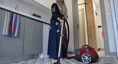 Enkazdan 10 saat sonra kurtulan aile Baykar konutlarında sıcak yuvasına kavuştu