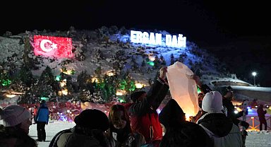 Ergan Kayak Merkezi'nde meşaleli kayak, havai fişekli renkli yeni yıl coşkusu