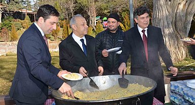 Ertuğrul Gazi Külliyesinde vatandaşlara 'Şifalı Pilav' dağıtıldı