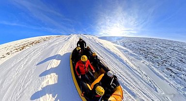 Erzincan'da adrenalin dolu macera: Kar raftingi renkli görüntüler oluşturdu