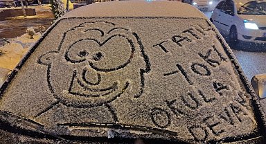 Erzincan'da araba camına 'Kar Tatili' yazan öğrencilere Validen aynı yöntemle cevap: 'Tatil Yok Okula Devam'