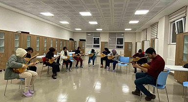 Erzincan'da bağlama kursu gençleri sanatla buluşturuyor